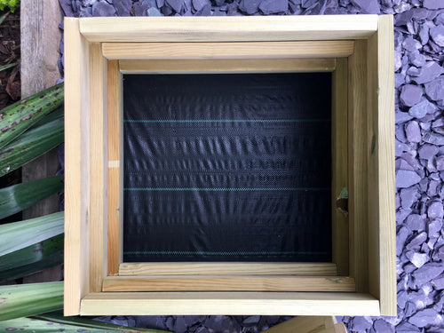 Lined base, to allow nutrient packed compost juices to flow into a collection tray. Great to feed your plants with
